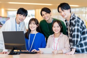 オフィスで働く様子